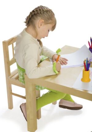 Kinder mit beibestehenden ATNR-Reflexen kämpfen oft beim Malen gegen die ungewollte Arm-/Beinstreckung an.