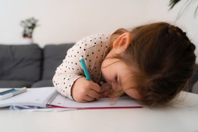 Handreflexe von Kindern beim schreiben und malen